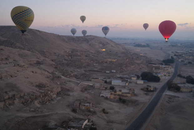 Menikmati pemandangan Luxor yang menakjubkan dari belon udara panas