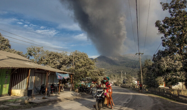 Penyelamat Indonesia gali abu gunung berapi selepas letusan membunuh 9